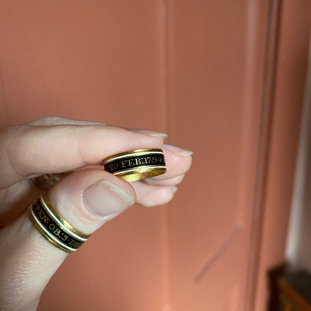 Two 18k Mourning Rings - Picture 11 of 13